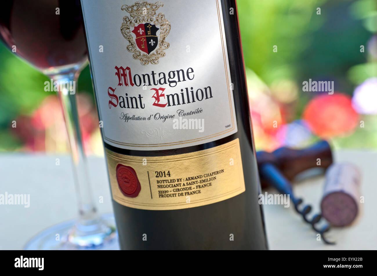 MONTAGNE SAINT EMILION Flasche und Glas 2014 Montagne Saint-Emilion Wein in Alfresco Weinprobe Lage auf Garten Terrasse Tisch Stockfoto
