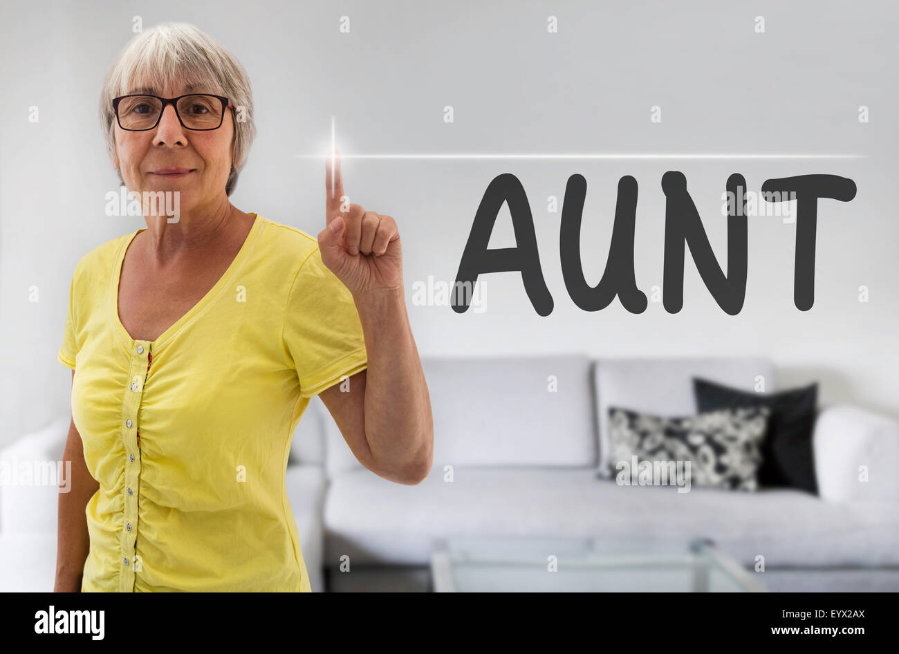 Tante Touchscreen zeigt Senior. Stockfoto