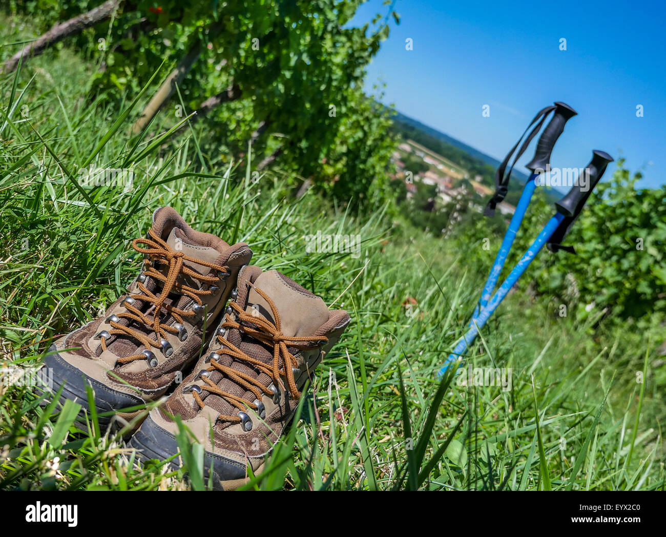Wein Tourismus-Paar Wanderschuhe in den Rasen umgeben Weinberge Stockfoto