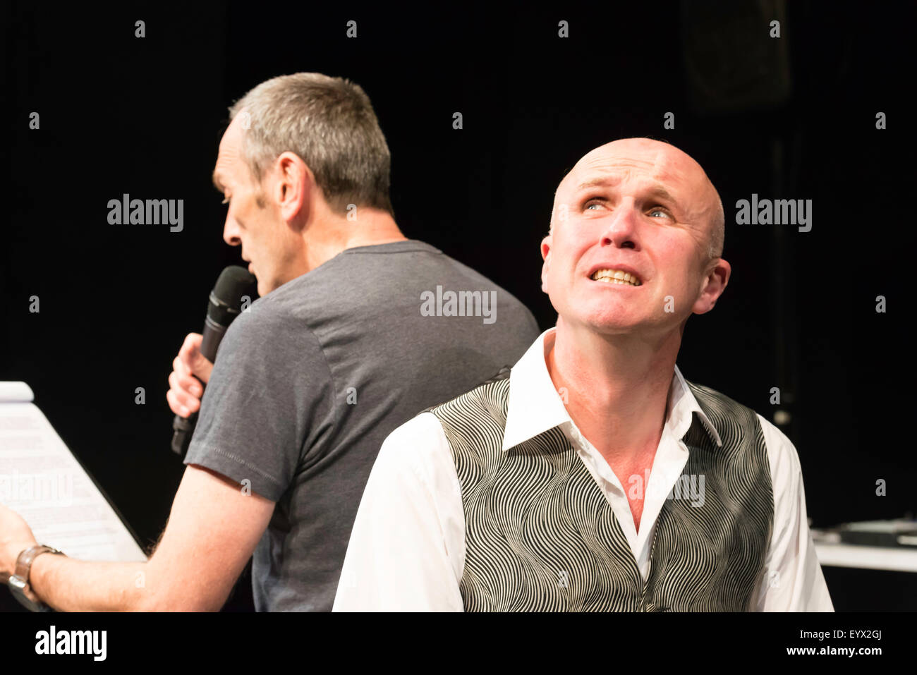 Edinburgh, UK, 4. August 2015. "Eine Eiche", von Tim Crouch beim Edinburgh Fringe Festival. Matthew Zajac und Tim Crouc Credit: © Jeremy Abrahams / Alamy Live News Stockfoto