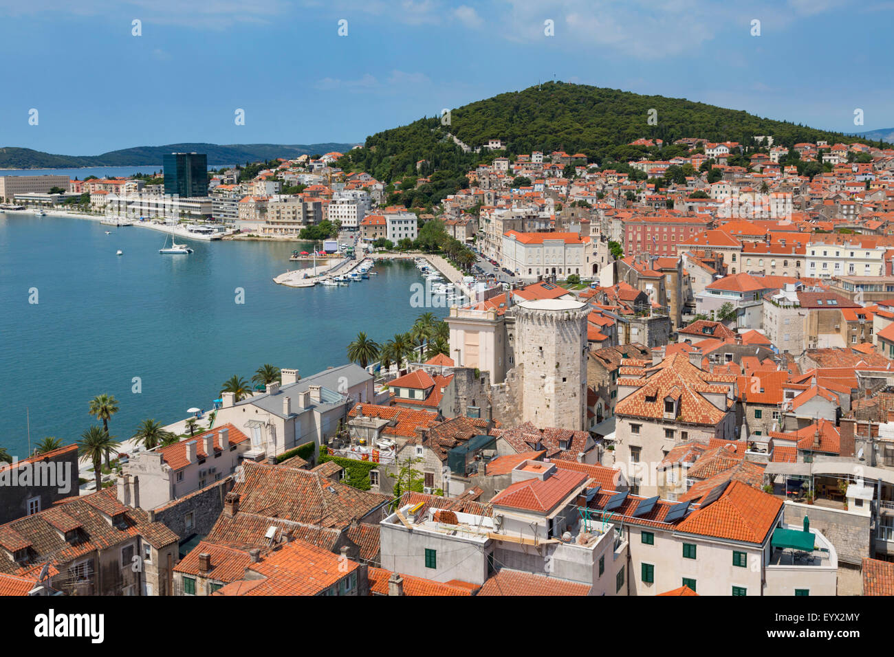 Split, Dalmatien, Kroatien.  Blick von der hohen insgesamt Dachterrasse mit Hafen. Der Turm ist das 15. Jahrhundert venezianischen Marina Tower. Stockfoto
