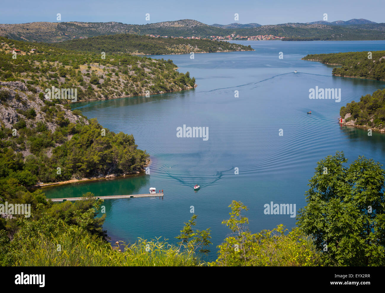 Blick nach unten von Sibenik oder Krka-Brücke zum Fluss Krka. Region Sibenik-Knin, Kroatien. Stockfoto