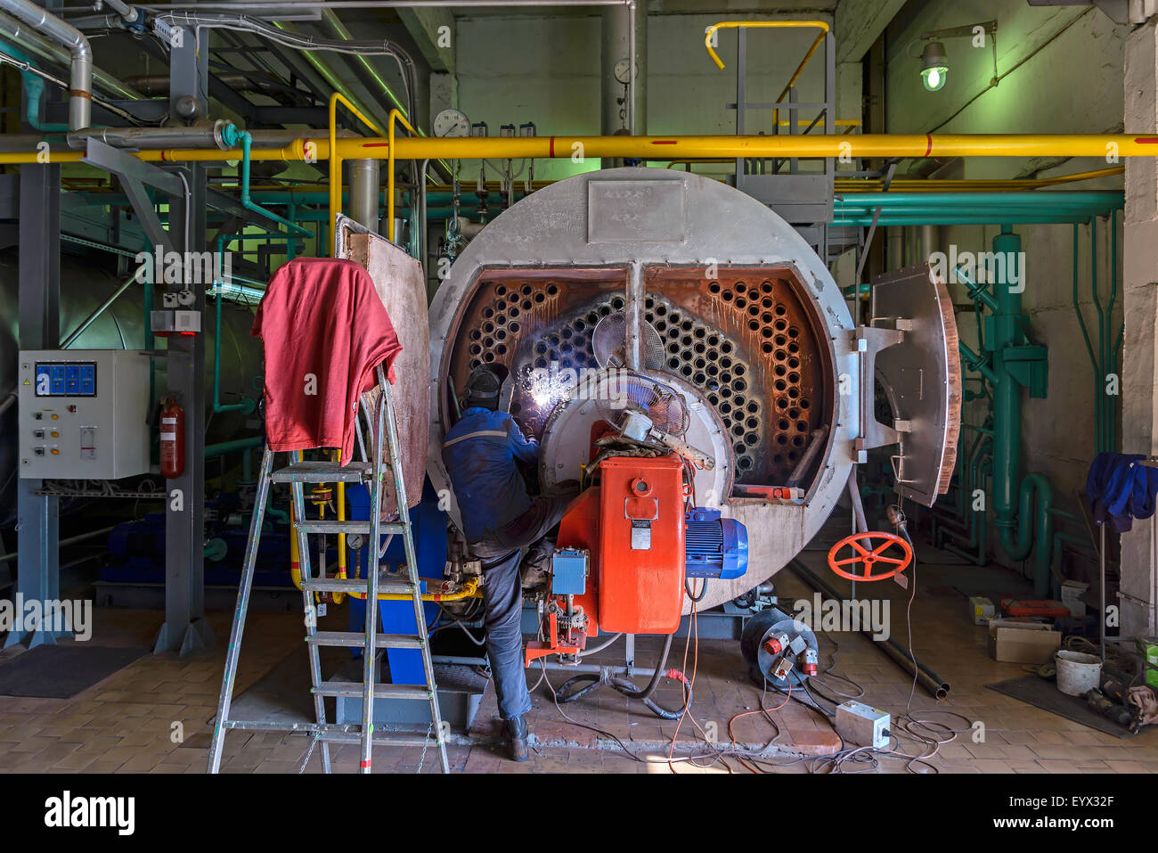 Arbeiter, die Reparatur des Kessels mit Hilfe des Schweißens Stockfoto