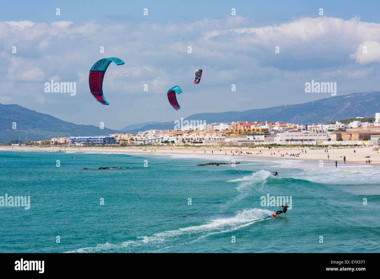 Tarifa, Provinz Cadiz, Costa De La Luz, Andalusien, Südspanien.  Kitesurfen aus Playa de Los Lances. Stockfoto