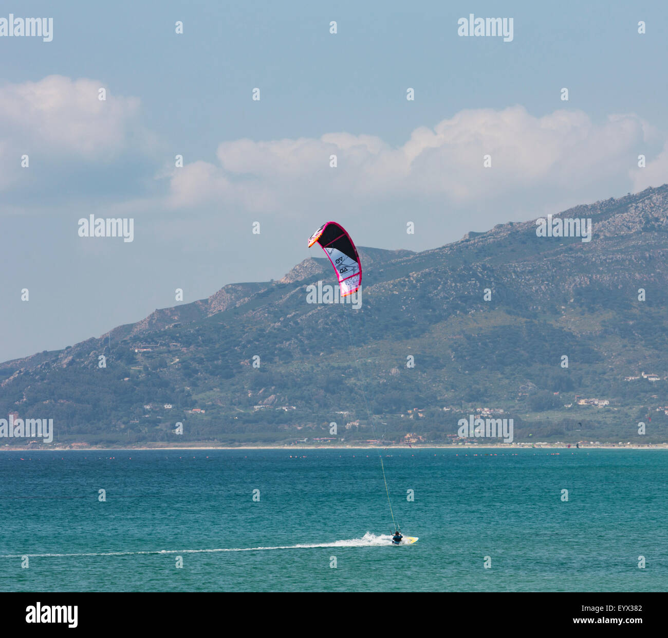 Tarifa, Provinz Cadiz, Costa De La Luz, Andalusien, Südspanien.  Kitesurfen aus Playa de Los Lances. Stockfoto