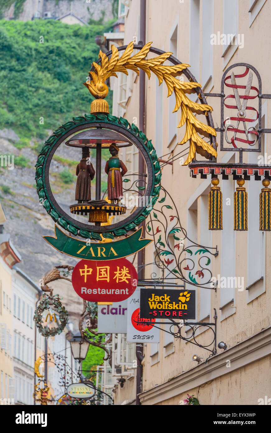 Salzburg, Salzburger Land, Österreich.  Zeichen in der Getreidegasse. Stockfoto