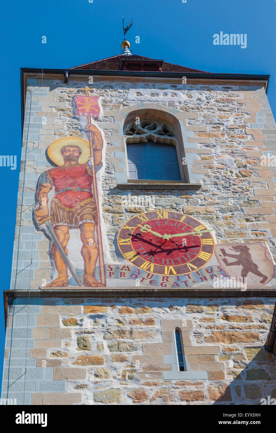 Appenzell, Appenzell Innerrhoden Kanton der Schweiz. Uhr und Wandbild auf Turm von St. Mauritius Kirche. Stockfoto
