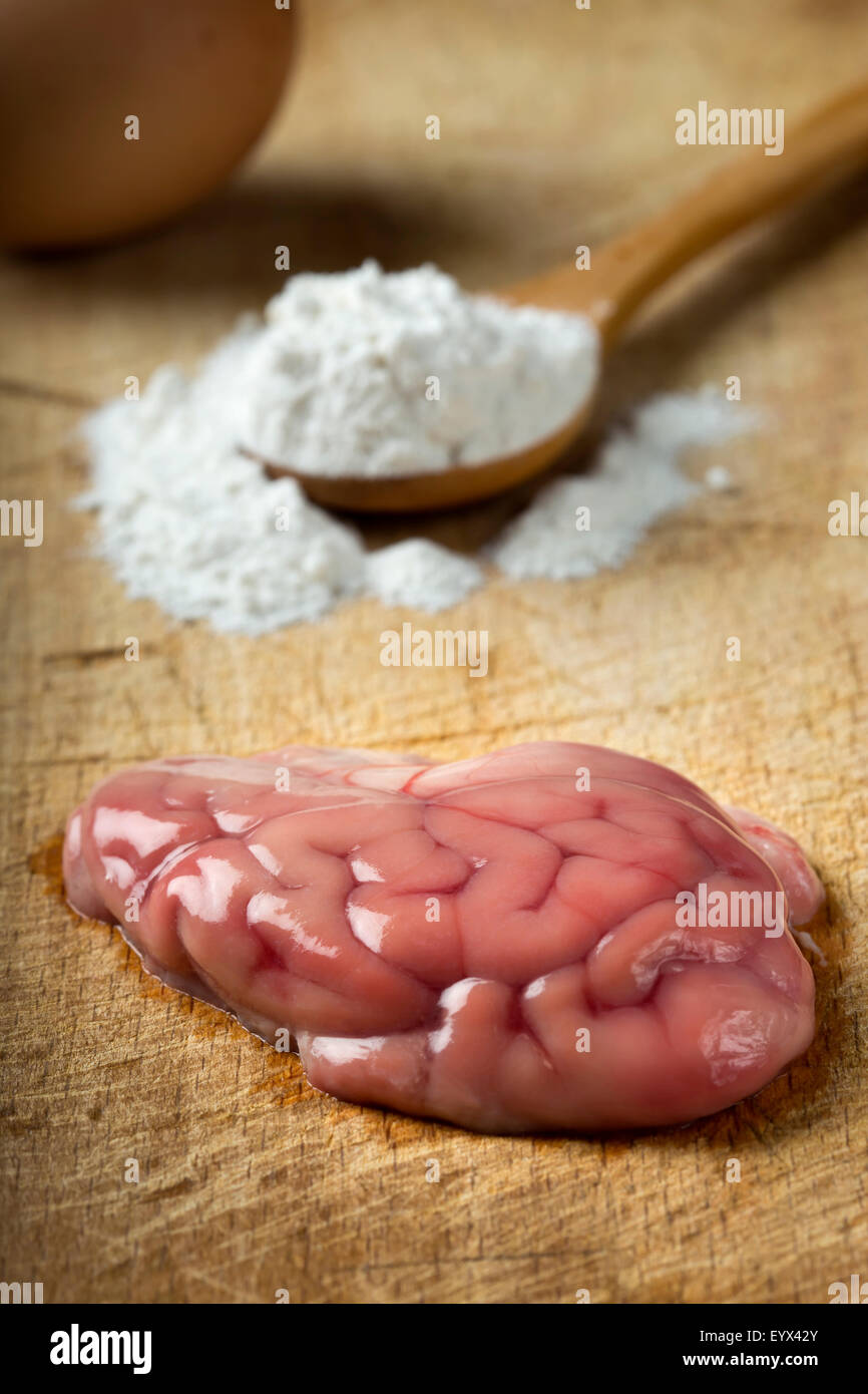 Rohe Gehirn auf Holzaufbereitung für das Kochen mit Ei und Mehl Stockfoto