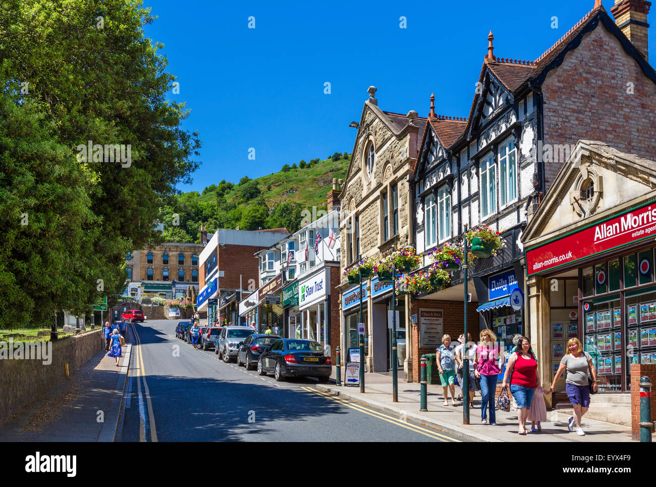Geschäfte in der Church Street in der Stadt Zentrum, Great Malvern Hills in Malvern, Worcestershire, England, UK Stockfoto