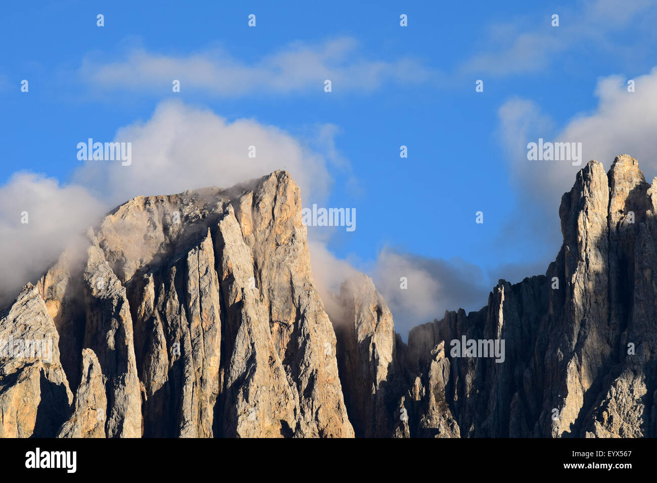 Wolken über die Berge Latemar, Südtirol, Italien Stockfoto