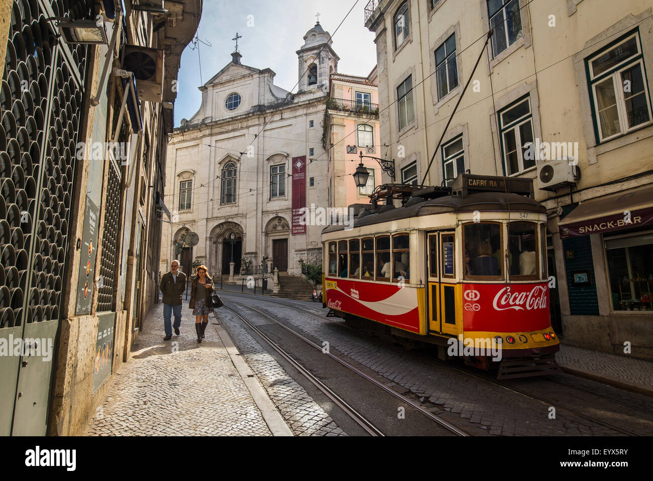 Straßenbahn Nr. 28 in Baixa Chiado in Lissabon, Portugal Stockfoto