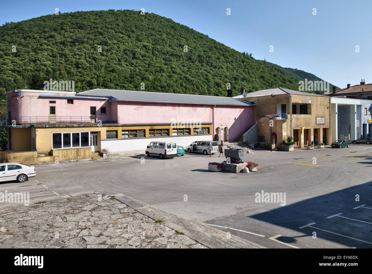Rasa (Raša), Istrien, Kroatien. Eine moderne Bergbaustadt Baujahr 1936-7 unter Mussolinis faschistisches regime Stockfoto