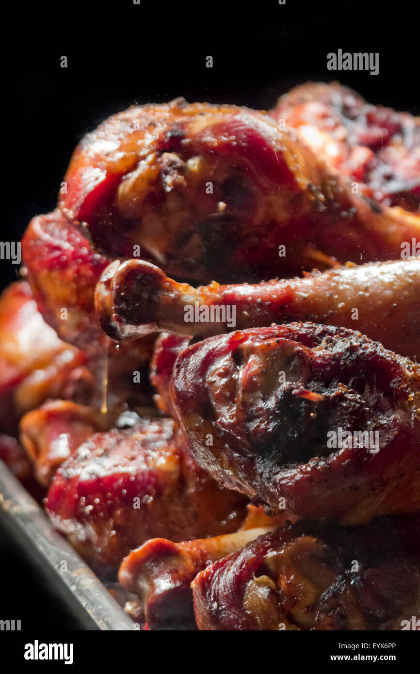 Knackig und saftig Grillen Türkei Beine auf catering Platte Stockfoto