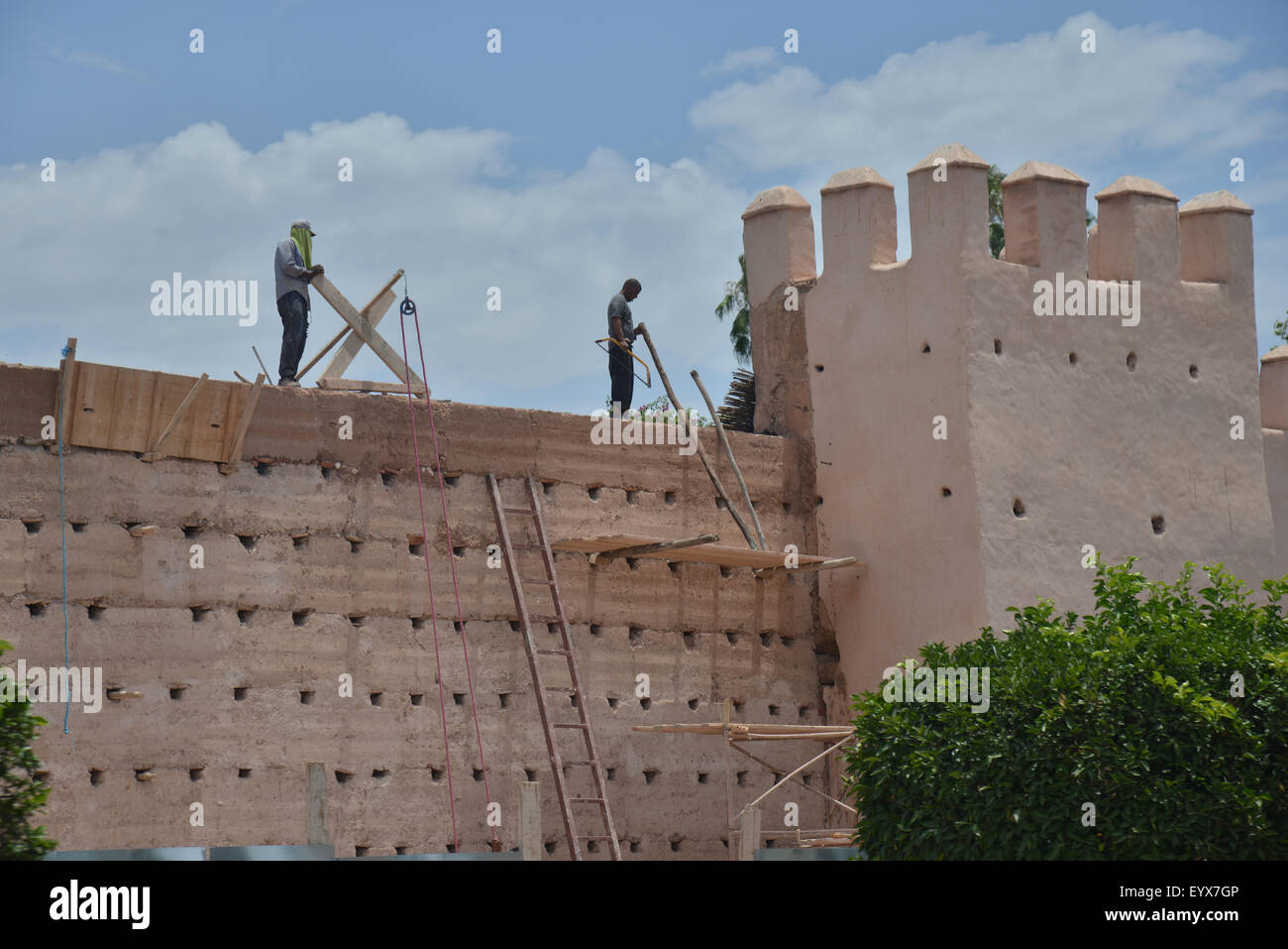 Arbeitnehmer-Bauarbeiten am Palast Stadtmauer von Marrakesch / Marokko Stockfoto