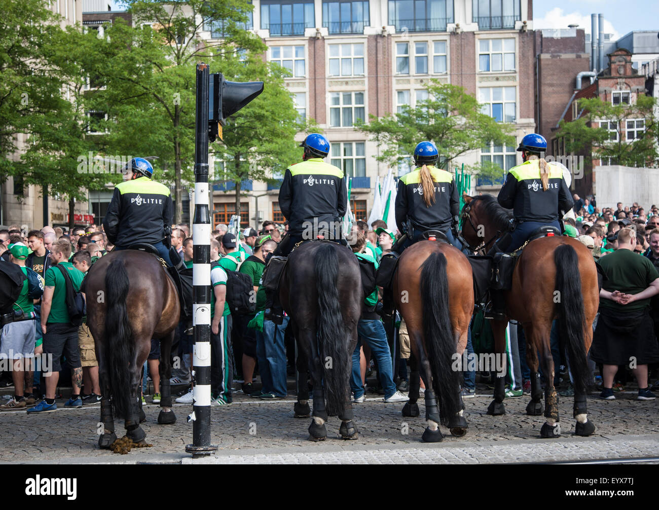 Amsterdam, Niederlande. 4. August 2015. Amsterdamer Polizei Kontrolle der SK Rapid Wien-Fußball-Fans in Dam square in Niederlande Credit: Steven Reh/Alamy Live News Stockfoto