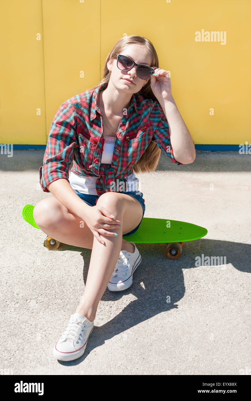 Stilvolle junge Mädchen mit Skateboard-Spaß im Freien entspannen. Stockfoto