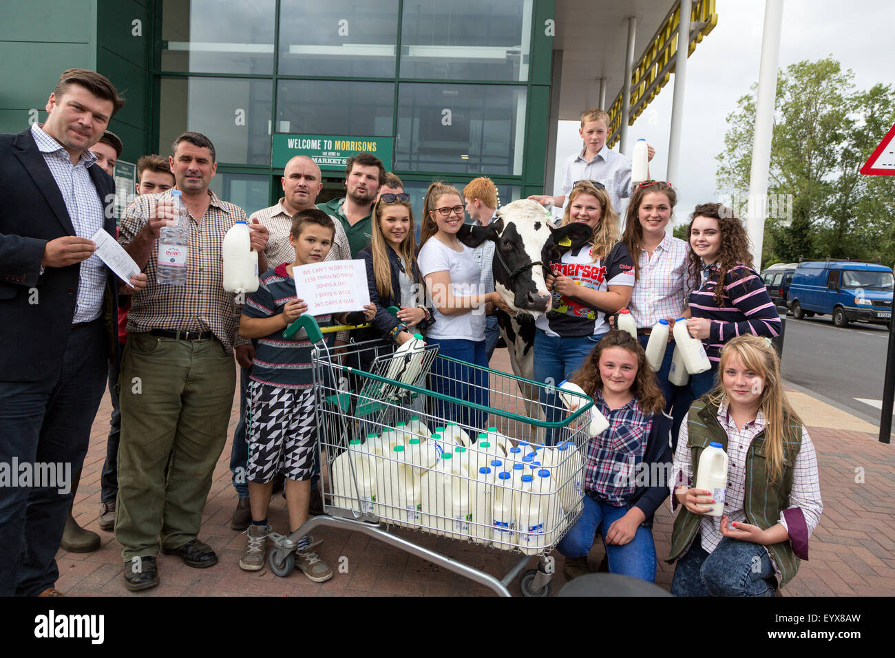Wells, Somerset. 4. August 2015. Bauern stieg auf Safeway-Supermarkt in Brunnen, über Milchpreise zu protestieren. Die Proteste wurde unterstützt von Wells MP James Heappey, ehemalige MP Tessa Munt- und eine Kuh. Bildnachweis: Jon Ryan/Alamy Live News Stockfoto