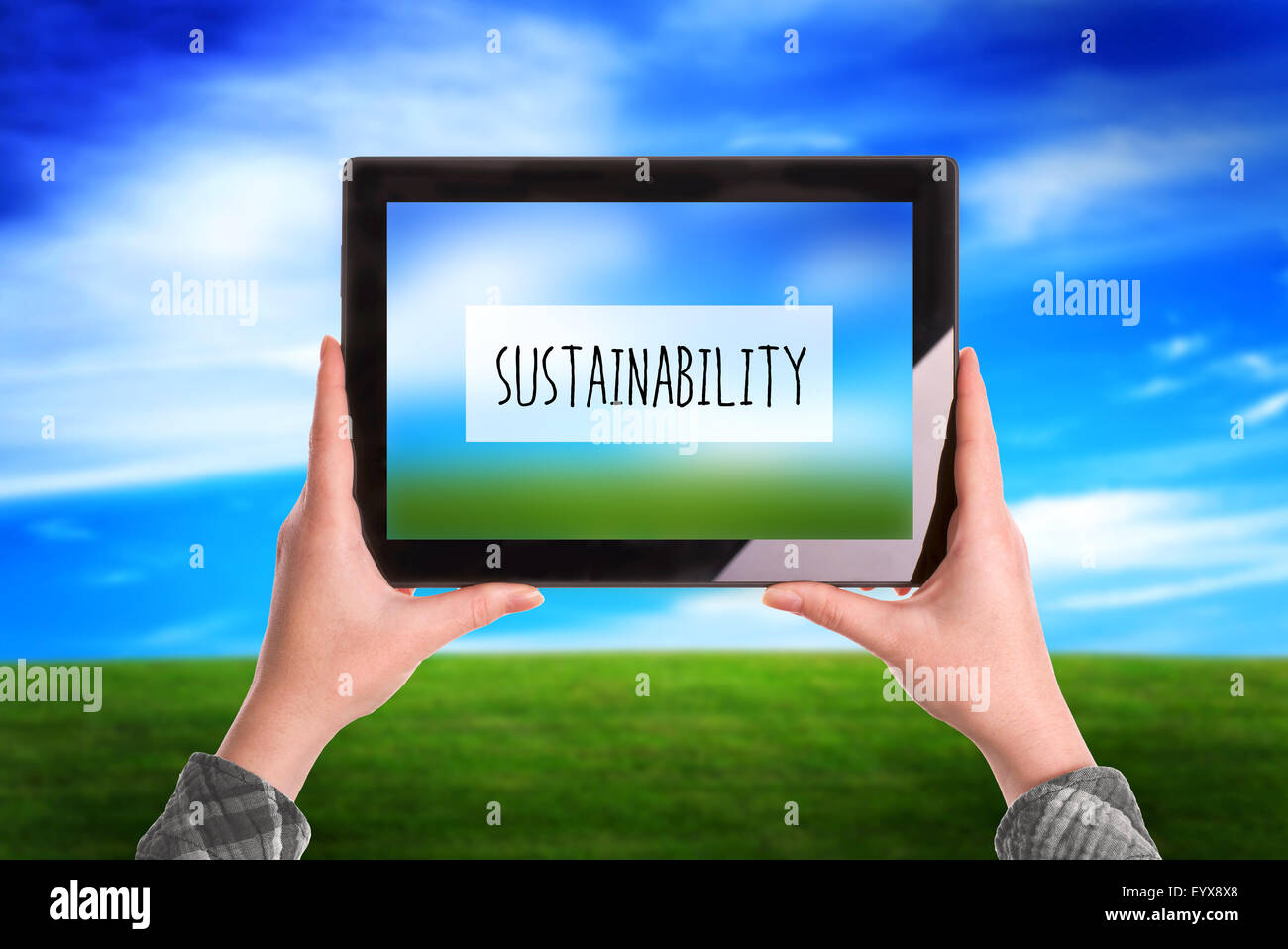 Nachhaltigkeitskonzept, Frau mit digitalen Tablet PC Aufnahme der natürliche Wiese Landschaft Stockfoto