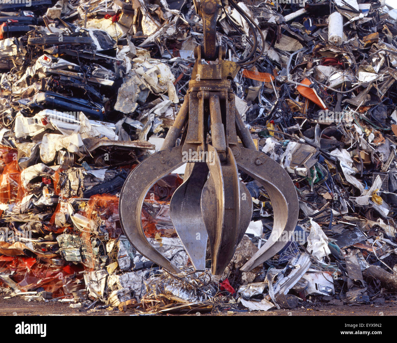 Zerquetschten Autos in recycling-Anlage Stockfoto