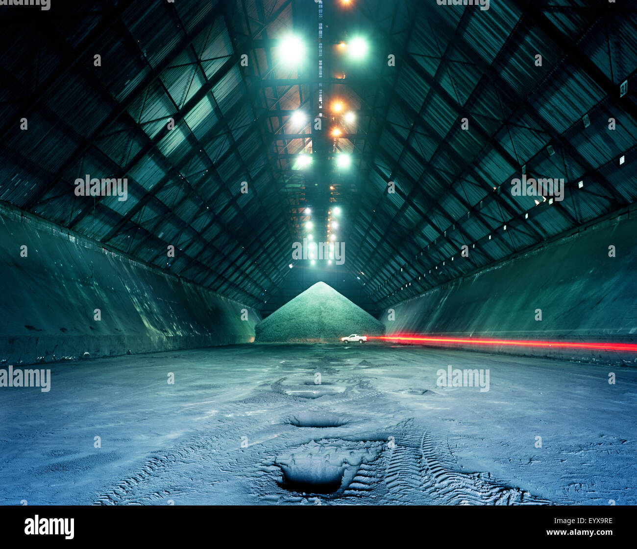 LKW-fahren im Vorratsbunker Stockfoto