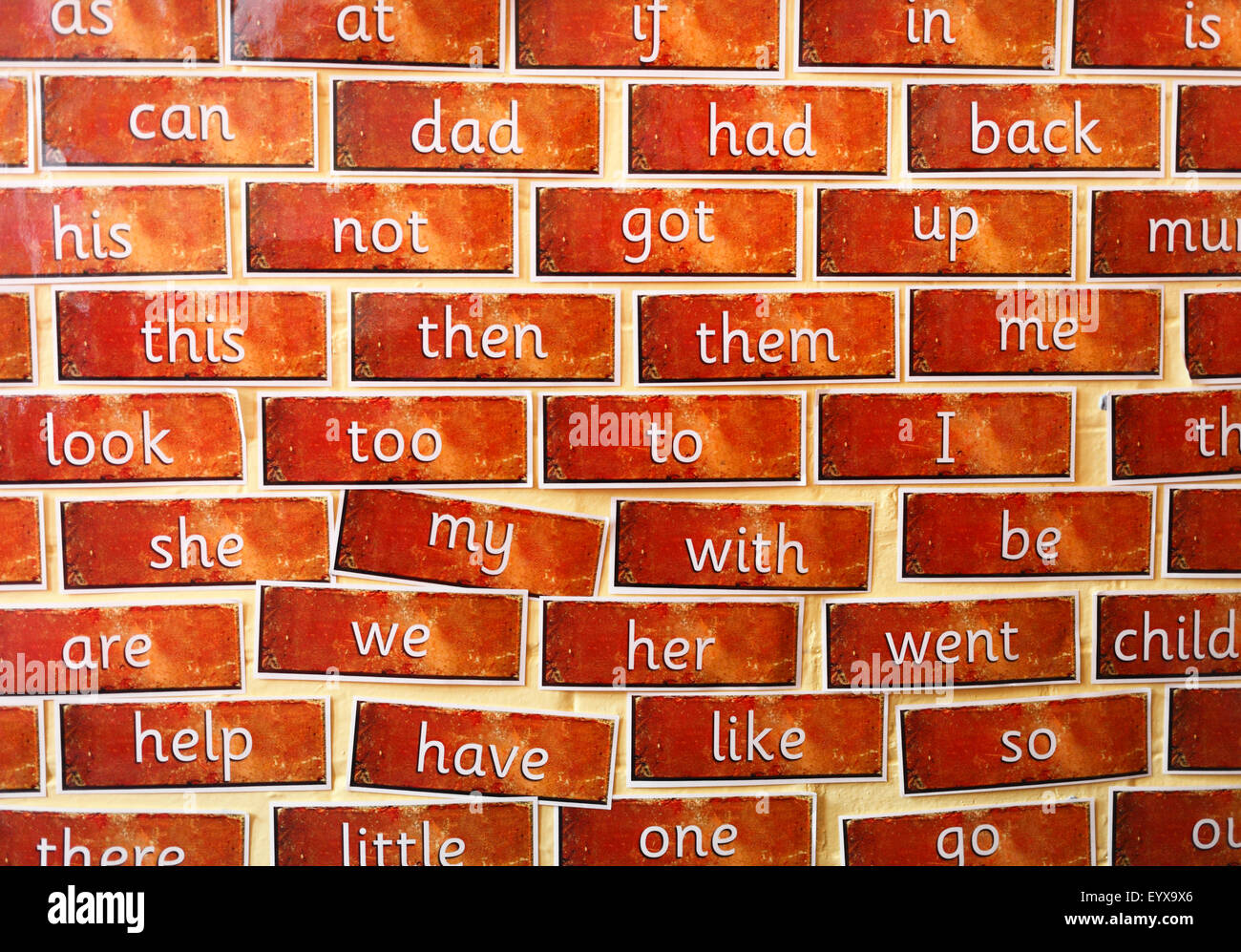 Wort-Fliesen als Lehre Hilfe in einer Grundschule. Stockfoto