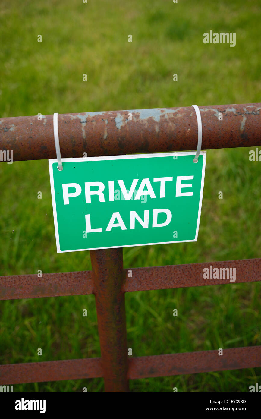 "PRIVATE LAND" melden Sie auf einem Hof. Stockfoto