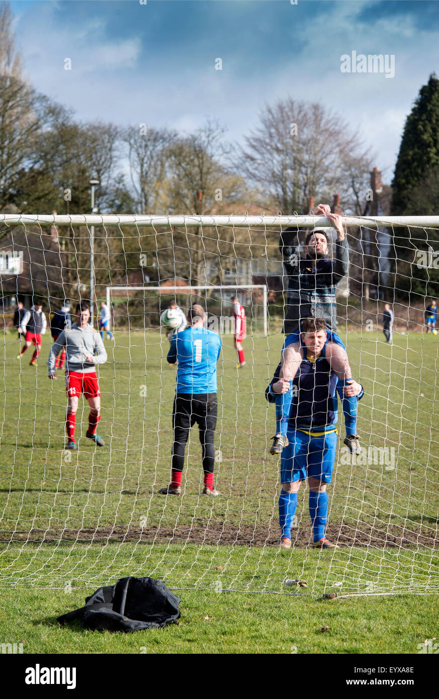 Sonntag-Liga Amateur Fußballer aufstellen die Netze bei einem Match in Moseley, die im städtischen Bereich gekennzeichnet sein wird "Bes Stockfoto