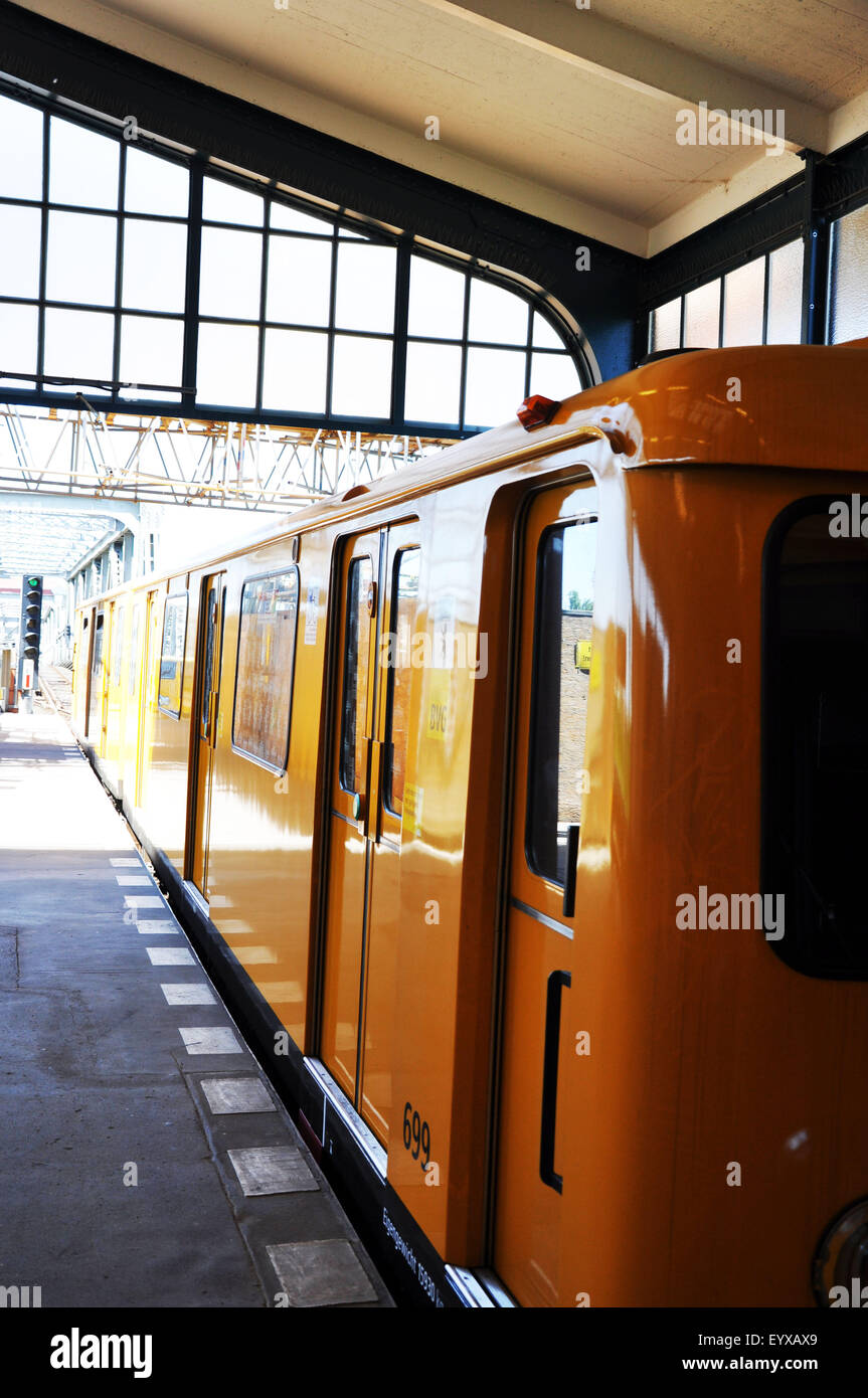 gelbe u-Bahn-Zug auf der S-Bahn in Berlin, Deutschland Stockfoto