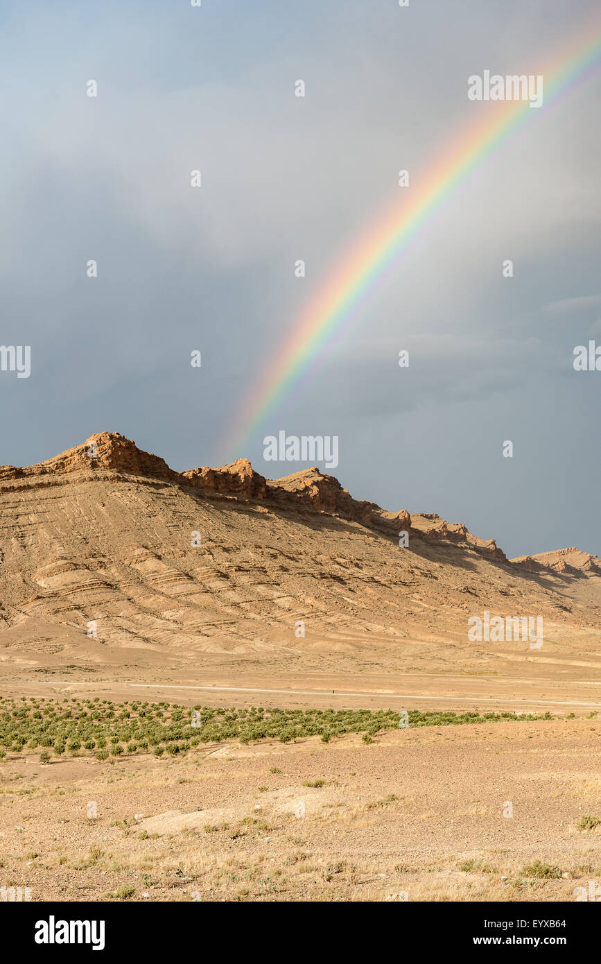 A Regenbogen erschien nach dem Regen direkt vor Er-reichen, perfekt geformt und gefangen in Errachidia Provinz in Marokko Stockfoto