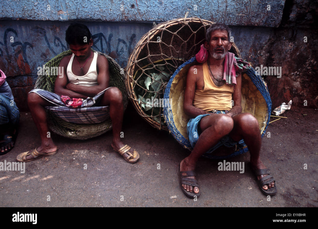 Arbeiter eingeschlafen, der Blumenmarkt, Kolkata, Indien Stockfoto