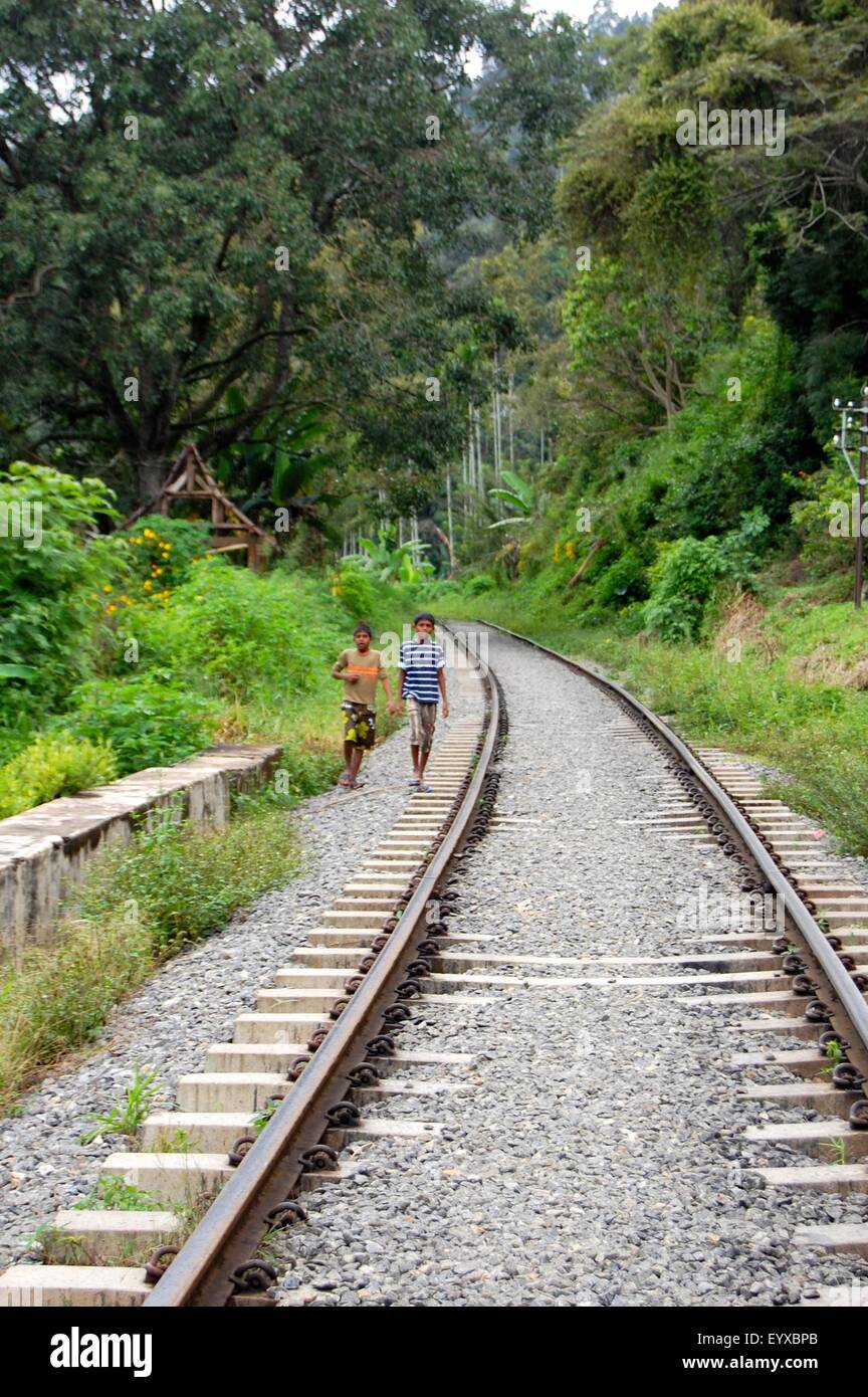 zwei jungen, die zu Fuß entlang einer Eisenbahnstrecke zu verfolgen, in der Nähe von Ella in Sri Lanka Stockfoto
