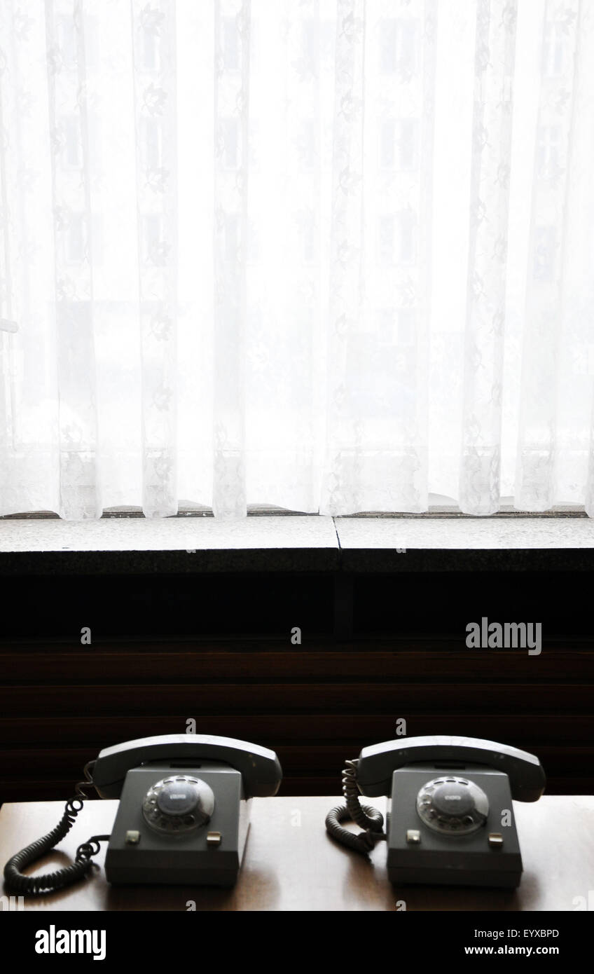 zwei Telefone im Stasigefängnis Berlin Stockfoto