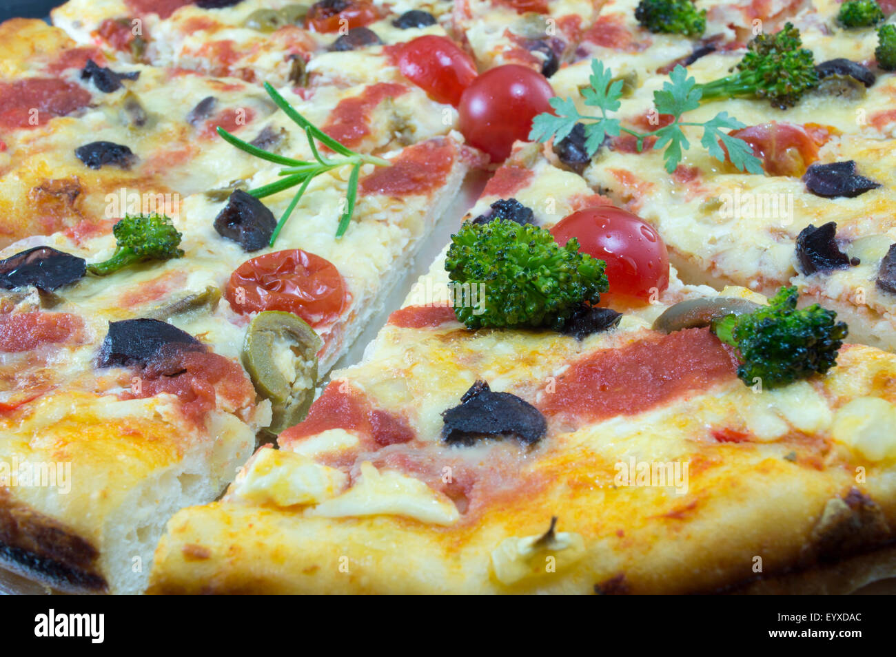 In Scheiben geschnittene vegetarische Pizza mit Gemüse hautnah Stockfoto