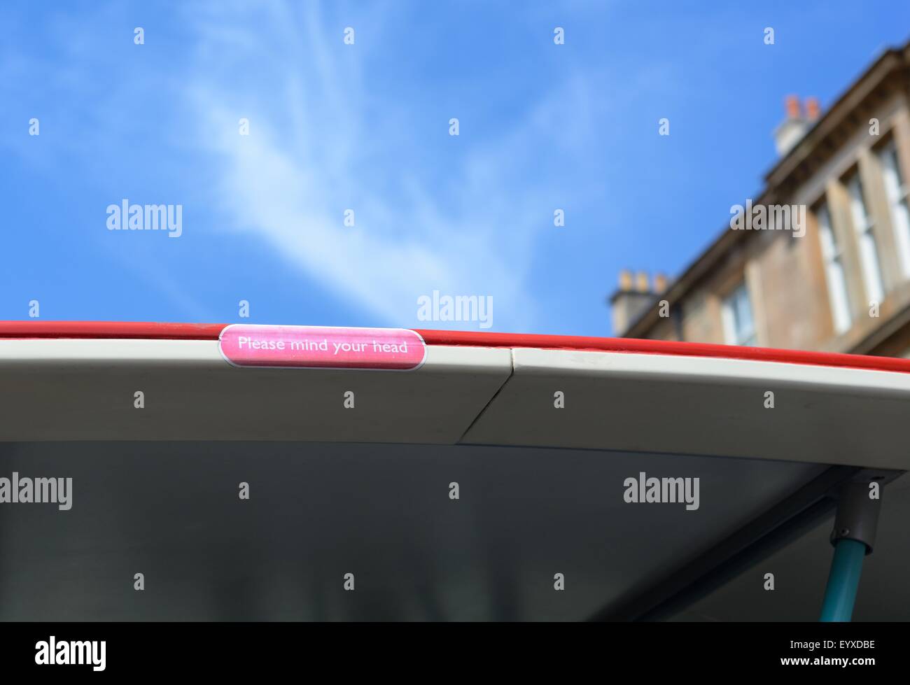 „Mind Your Head“-Schild auf dem Oberdeck eines offenen Stadtbusses in Glasgow, Schottland Stockfoto