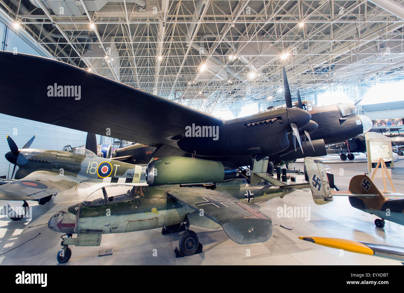 Kanada, Ontario, Ottawa, Canada Aviation & Space Museum, Heinkel He 162A-1 Volksjager und Avro 683 Lancaster X (oben) Stockfoto