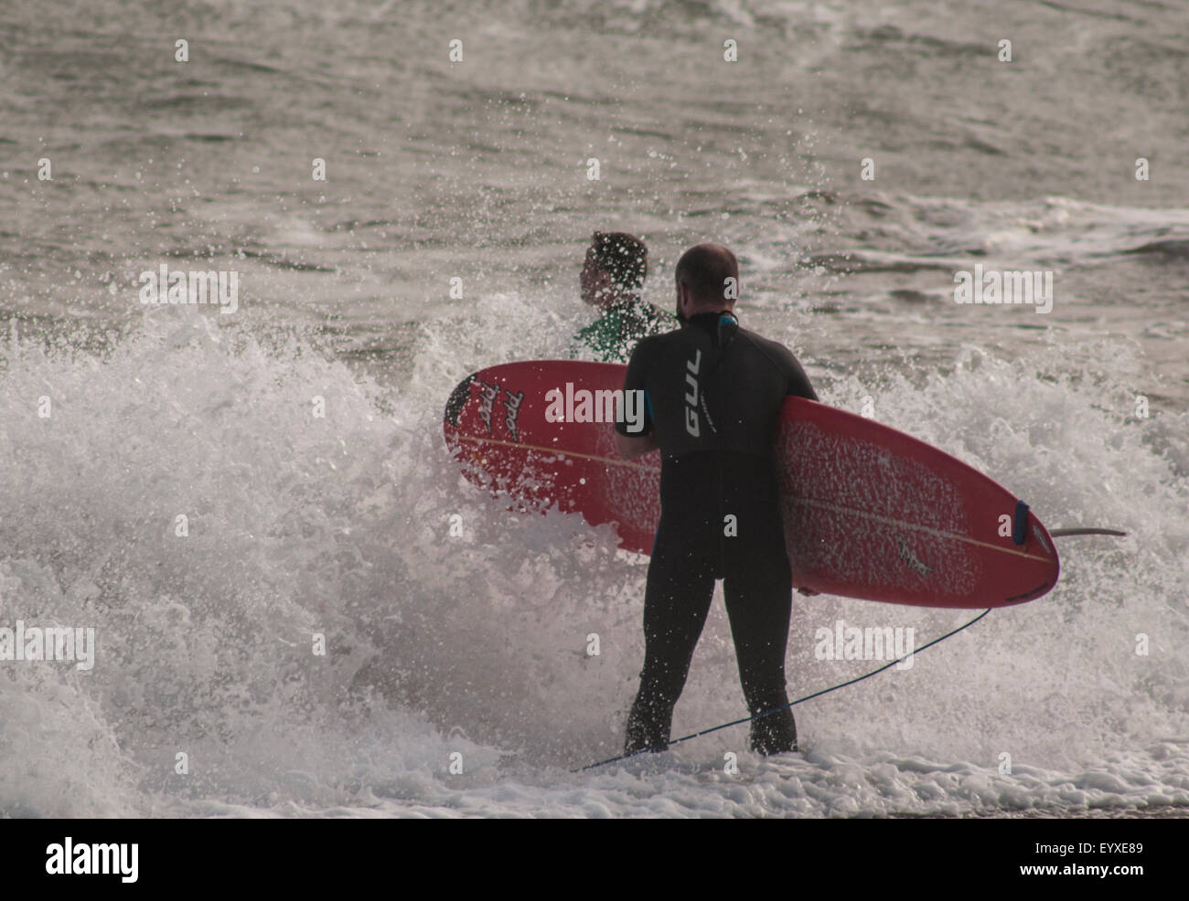 Shoreham Beach, East Sussex, Großbritannien.4. August 2015.Starke Winde schaufeln die Brandung an der Südküste, was ideale Bedingungen für Surfer bietet. Stockfoto