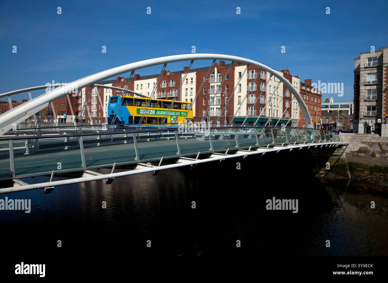 Die zeitgenössische James Joyce Bridge - mit einem Dublin Bus, Stadt Dublin, Irland Stockfoto