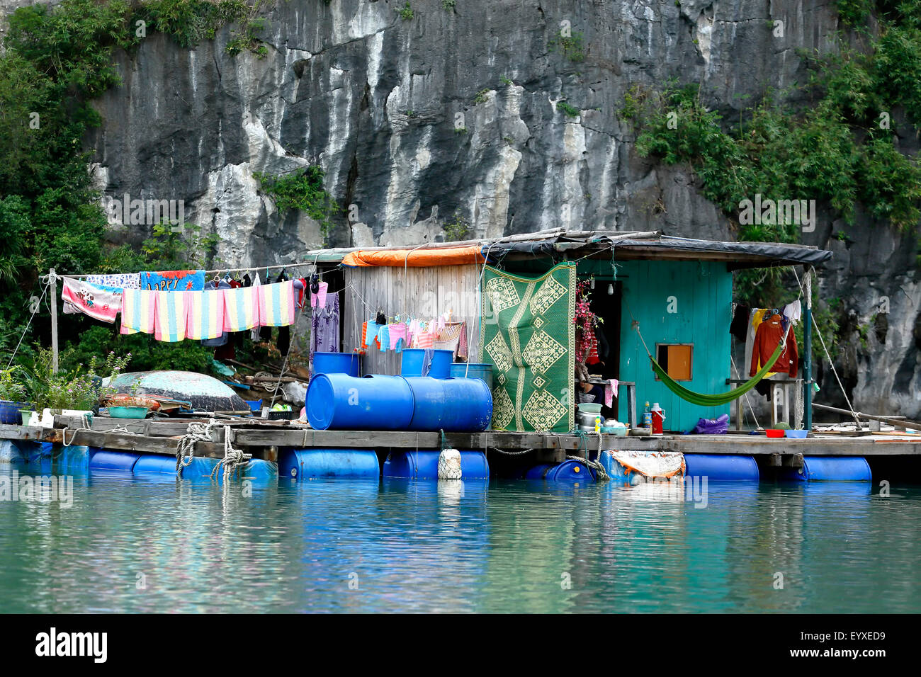 Schwimmende Häuser, Vung Vieng fishing Village, Ha Long Bucht, Bai Tu Long Sektor, in der Nähe von Ha Long, Vietnam Stockfoto