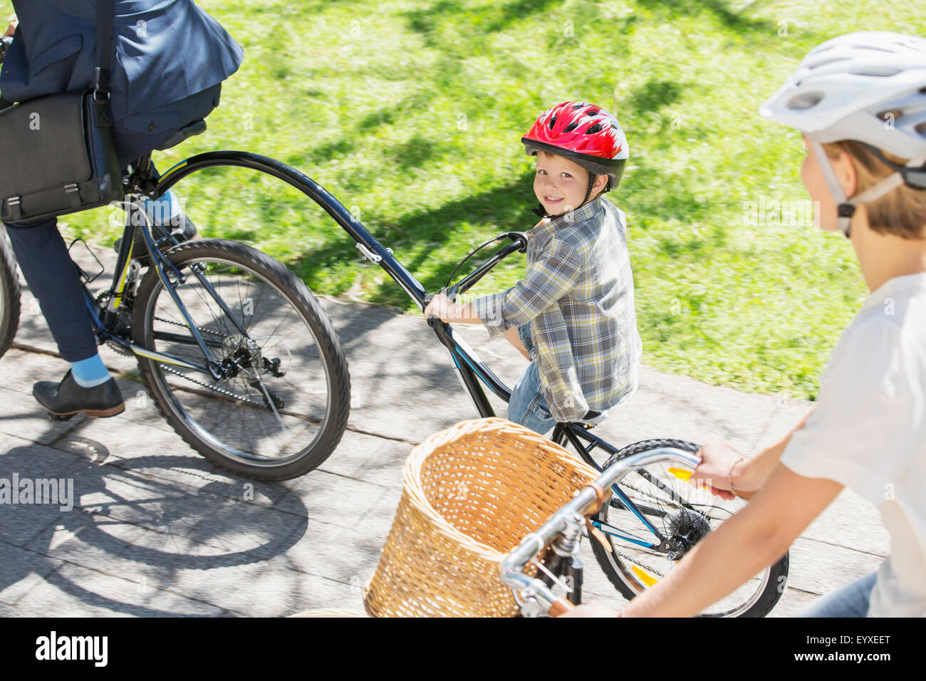Porträt, lächelnde junge Reiten Tandem-Fahrrad mit Vater im park Stockfoto