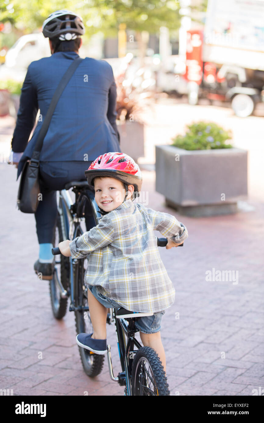 Porträt, junge-Reiten-Tandem-Fahrrad mit Geschäftsmann Vater lächelnd Stockfoto