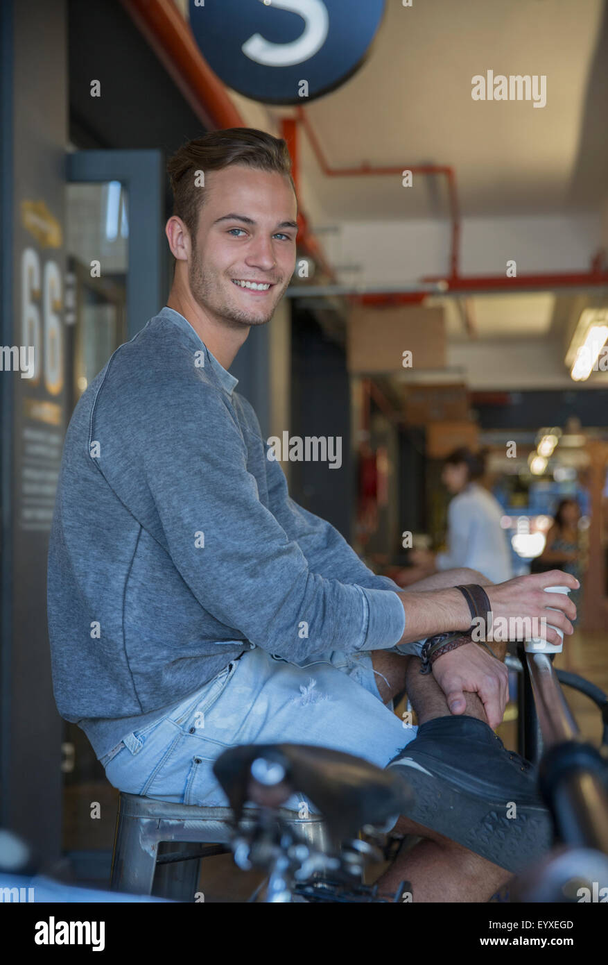 Porträt, lächelnde junge Mann trinken Kaffee im café Stockfoto