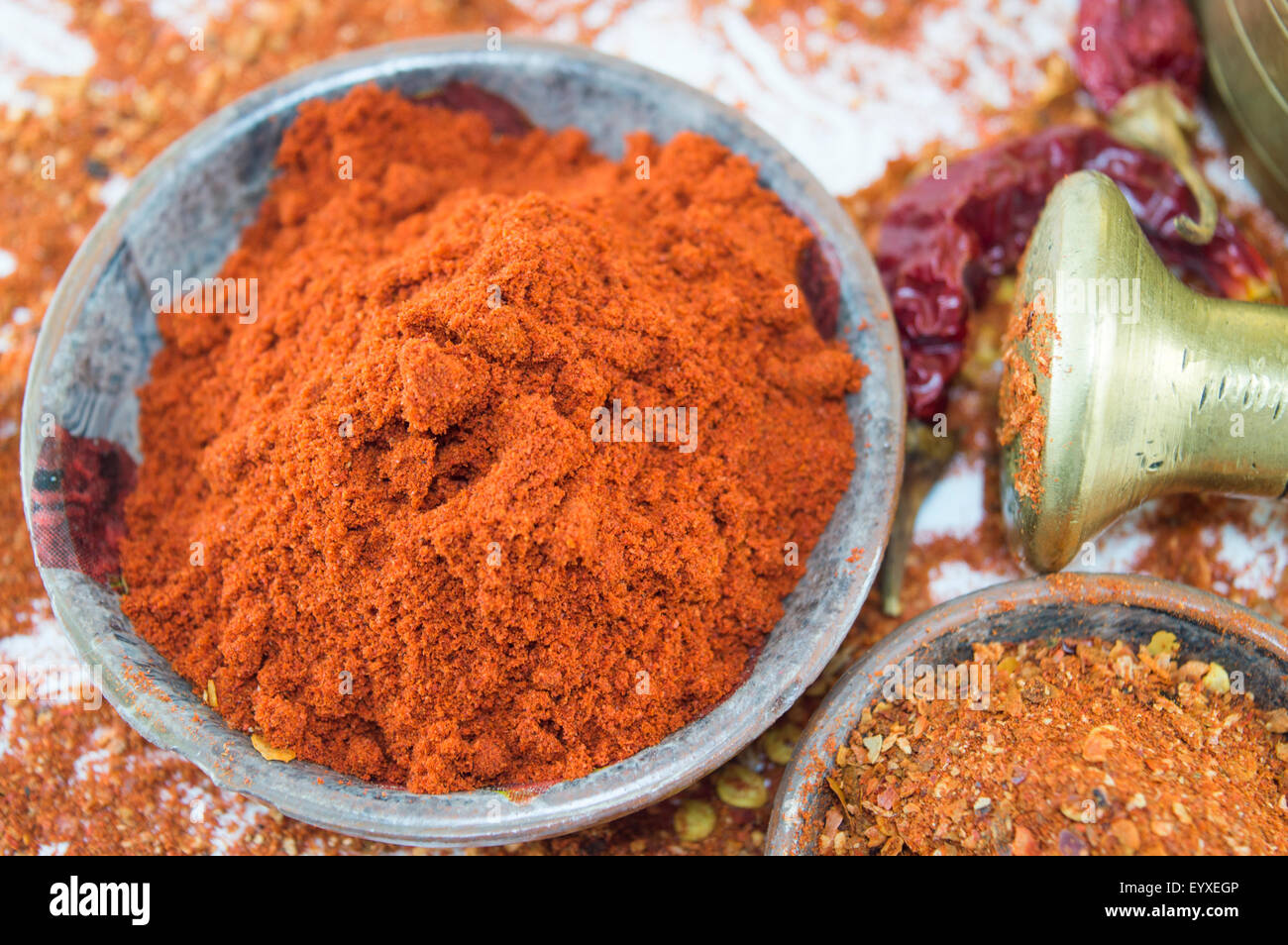 Andere Form der Paprika. Getrocknete geerdet, gehackten und ganze Paprika in natürlichen Holzschalen Stockfoto