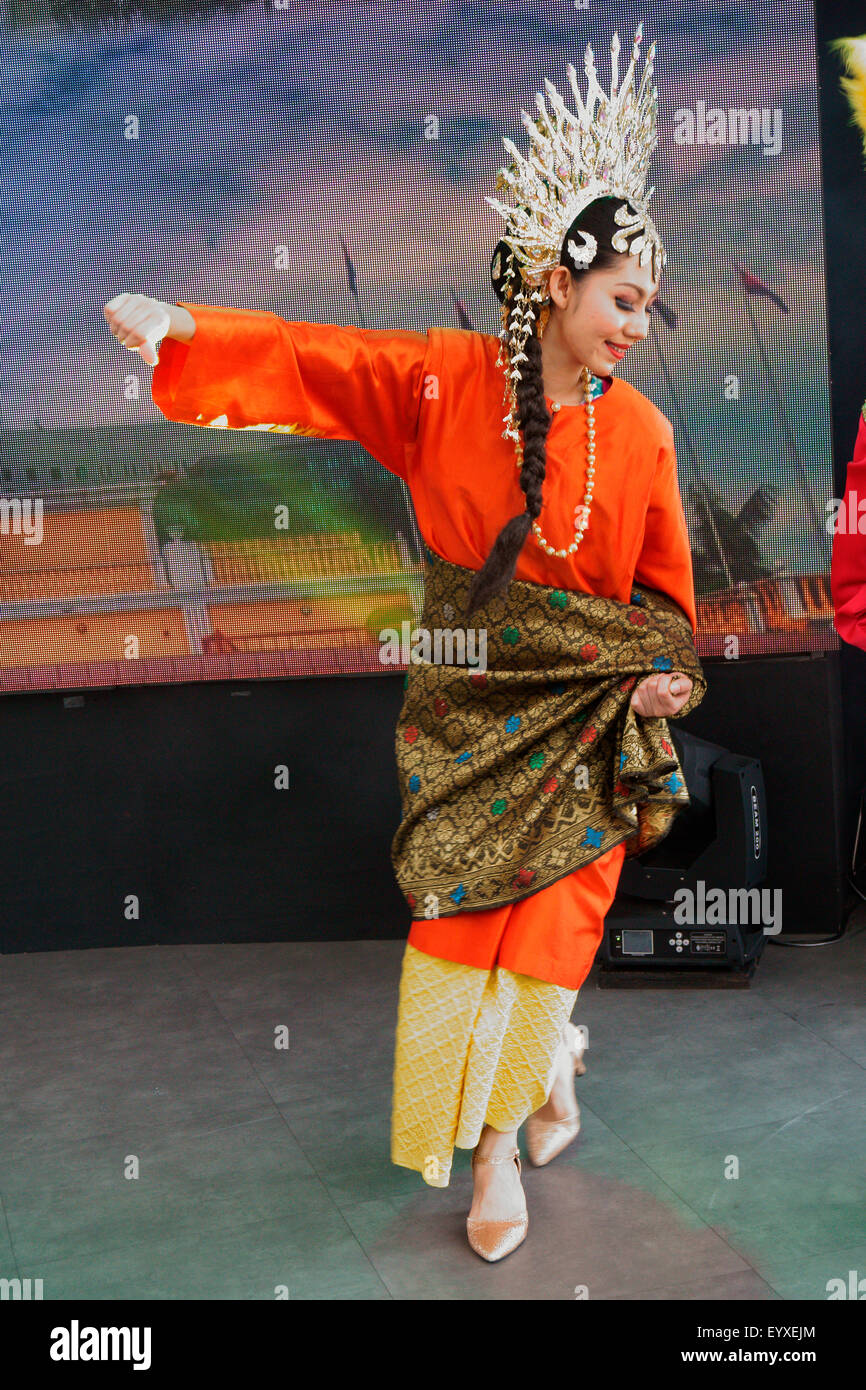 Malaysische Tänzer in traditionellen Outfits auf der Mailänder Expo 2015, Italien Stockfoto