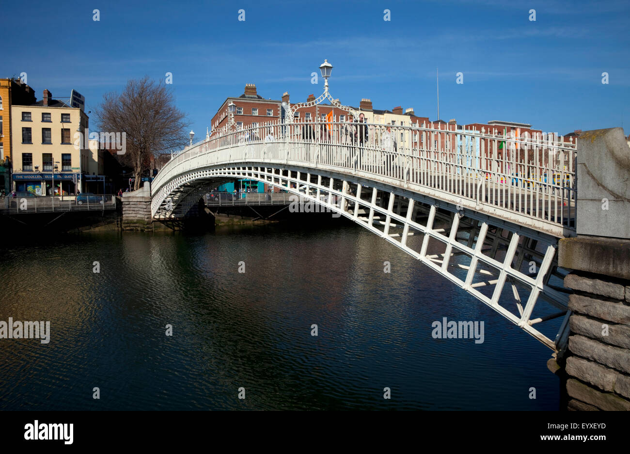 Die Ha'penny Brücke (ursprünglich genannt die Wellington-Brücke) über den Fluss Liffey im Jahre 1816, Stadt Dublin, Irland. Stockfoto
