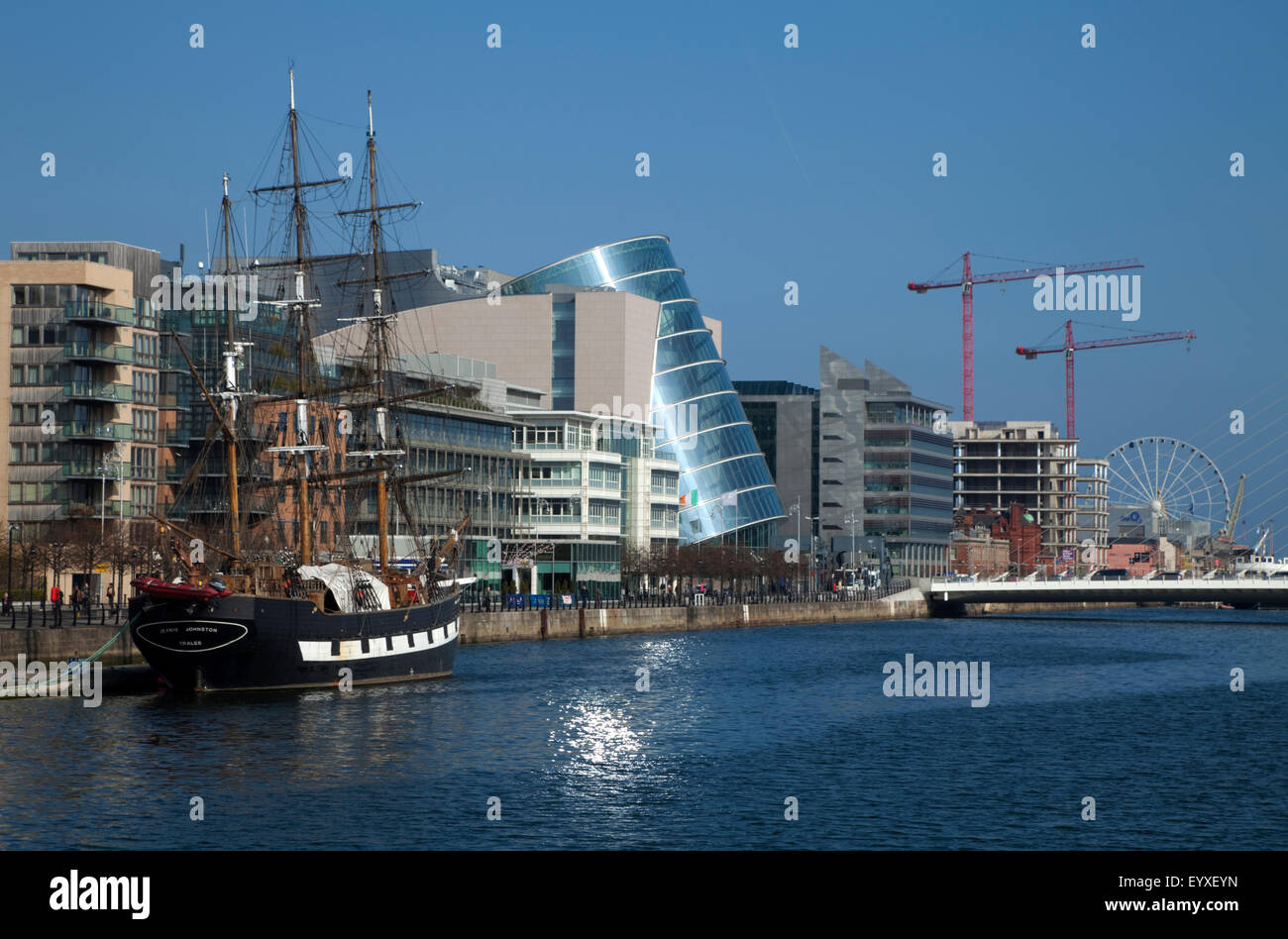 "Jeanie Johnston" ins Leben gerufen 6. Mai 2000, rekonstruiert Hungersnot Schiff und Museum auf den Fluss Liffey, Stadt Dublin, Irland Stockfoto