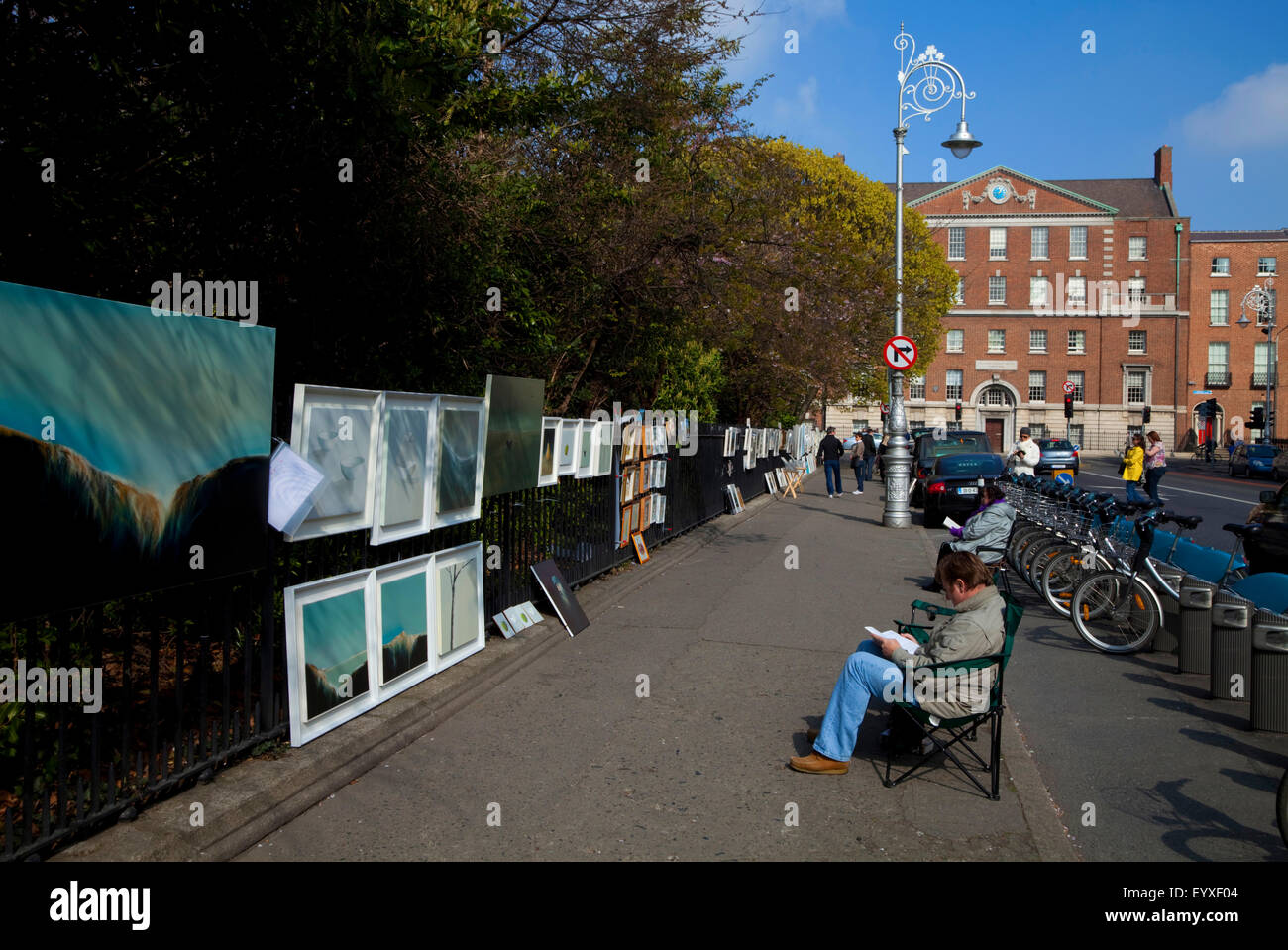 Kunstausstellung auf dem Geländer der Merrion Square, mit Holles Street Mutterschaft Krankenhaus hinter, Stadt Dublin, Irland Stockfoto