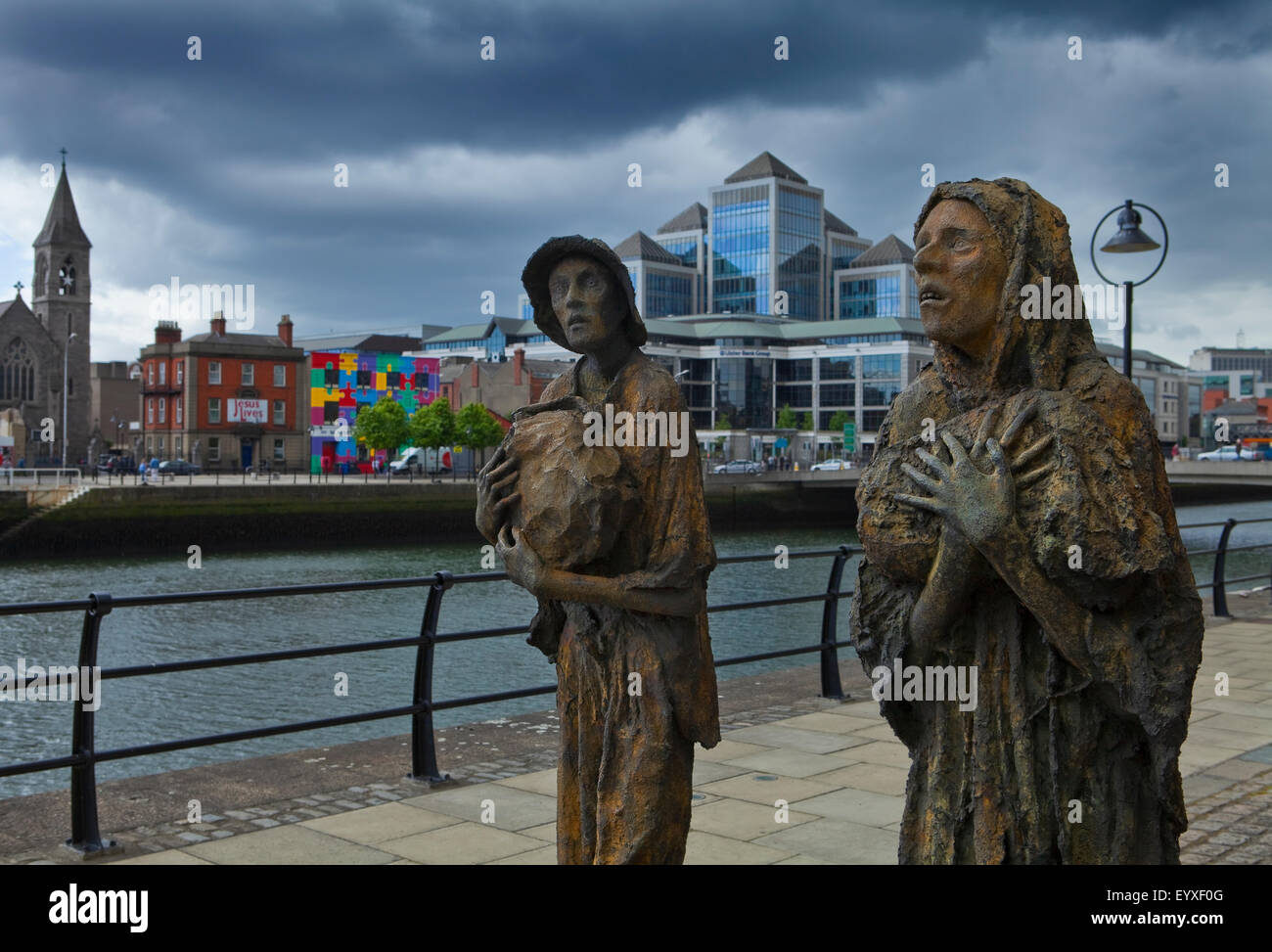 Liffey-Seite Gedenkstätte für die Opfer der irischen Hungersnot 1845 bis 1852, von Bildhauer Rowan Gillespie, Customs House Quay, Dublin City, Irland Stockfoto