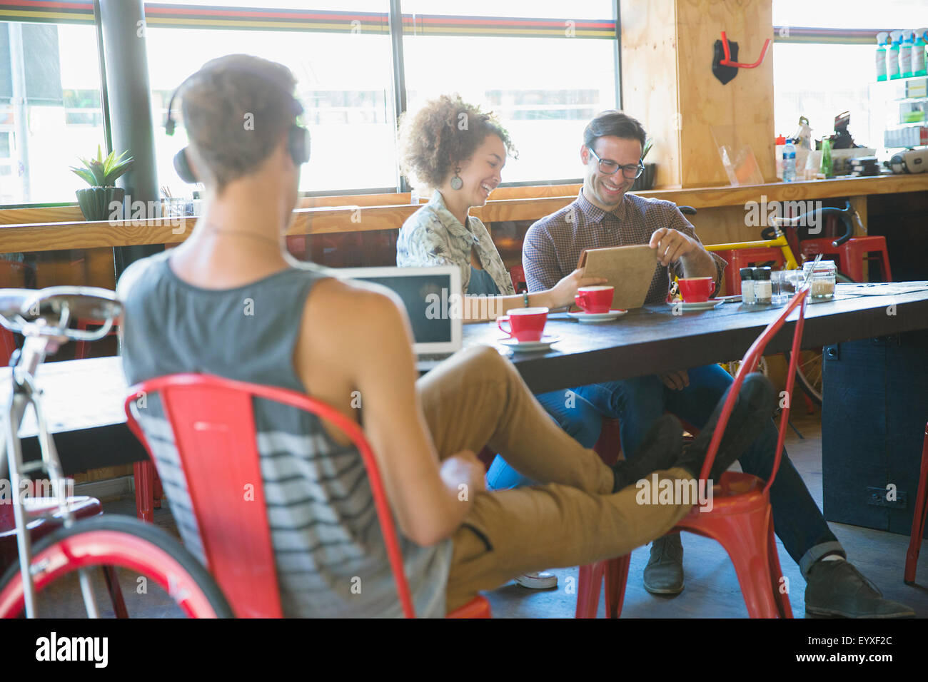 Personen mit digitalen Brettchen im café Stockfoto