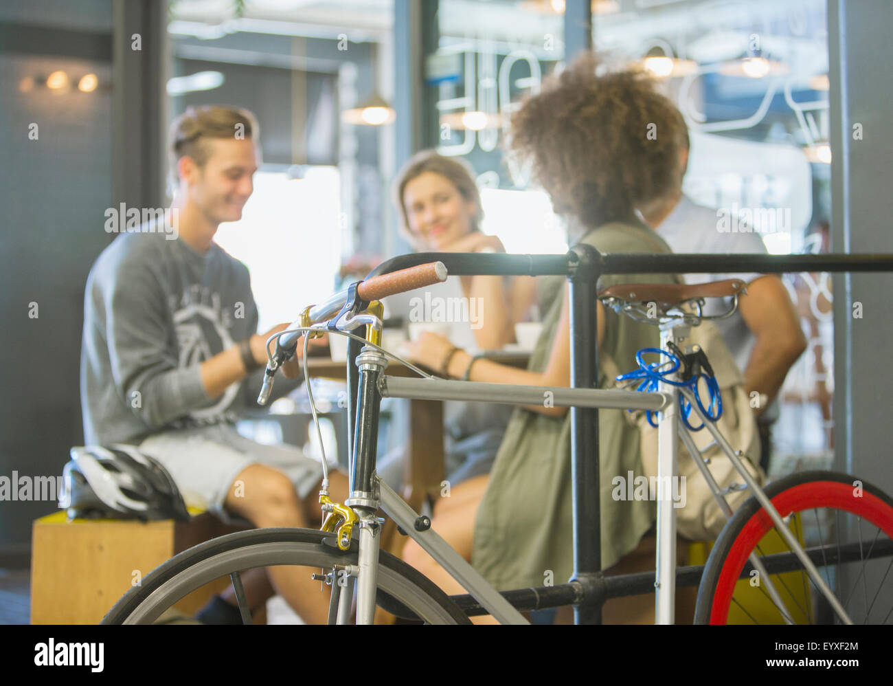 Freunde im Café hinter dem Fahrrad hängen Stockfoto