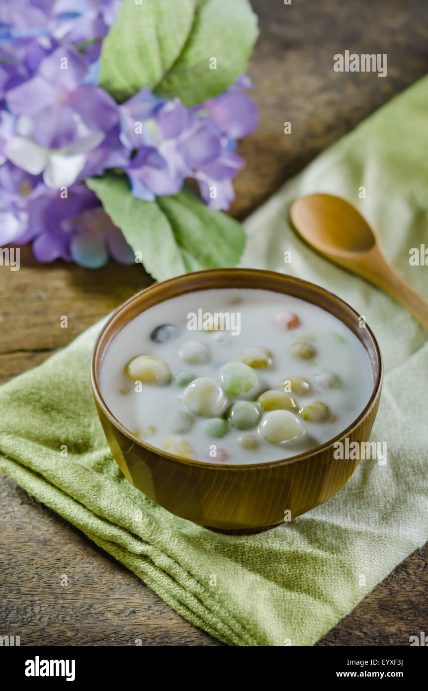 Asiatische Dessert Bua Loy (Reis Knödel in Kokosmilch) Stockfoto